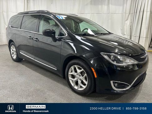 Used 2017 Chrysler Pacifica Touring-L image 1