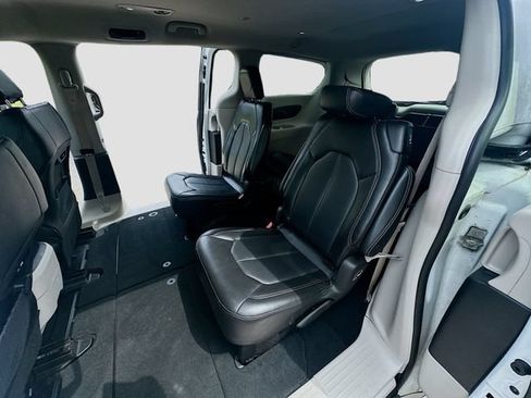 Used 2024 Chrysler Pacifica Touring-L FWD image 23