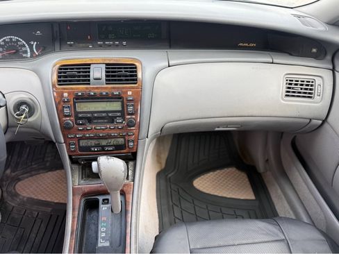 Used 2001 Toyota Avalon XLS FWD image 9