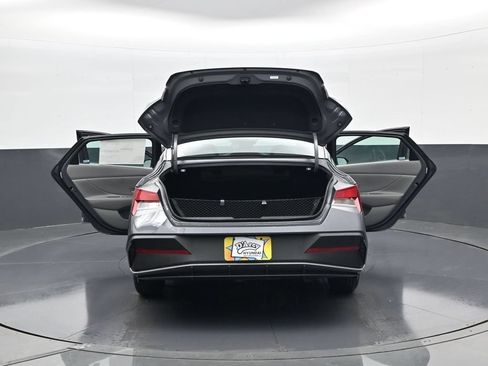 New 2026 Hyundai Elantra SE FWD image 32