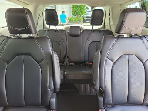 Used 2023 Chrysler Pacifica Touring-L FWD image 18