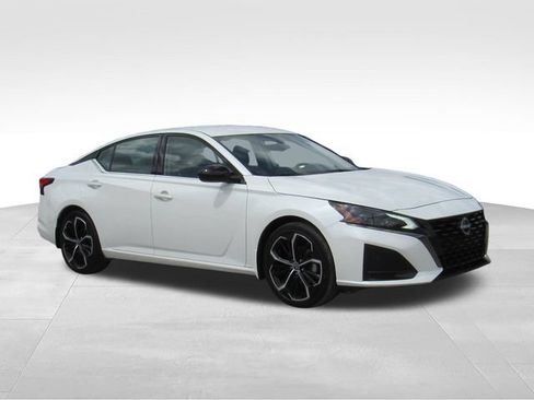 Used 2024 Nissan Altima 2.5 SR FWD image 2