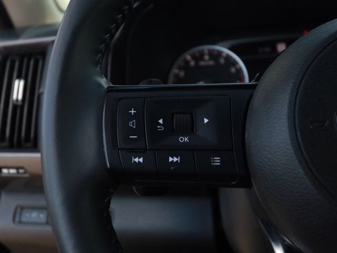 Used 2025 Nissan Pathfinder SL w/ SL Premium Package FWD image 11