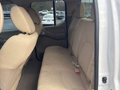 Used 2011 Nissan Frontier SV image 10