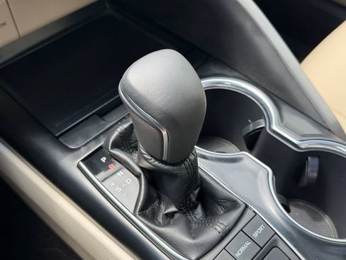 Used 2018 Toyota Camry XLE FWD image 25