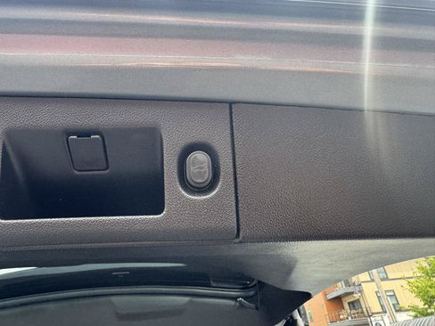 Used 2018 Chevrolet Tahoe LT AWD/4WD image 15