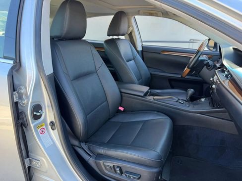 Used 2014 Lexus ES 300h w/ Premium Package w/Bamboo Trim FWD image 25