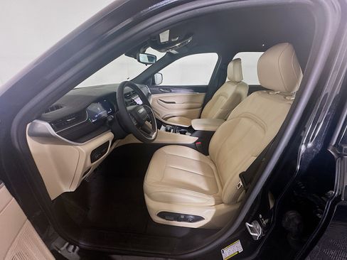 Used 2023 Jeep Grand Cherokee Limited image 13