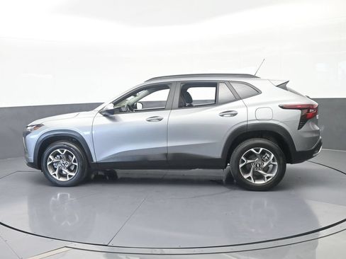Used 2025 Chevrolet Trax LT w/ Driver Confidence Package FWD image 3