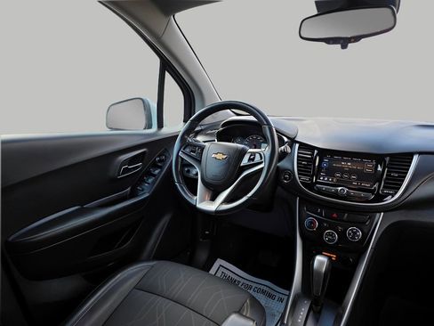 Used 2022 Chevrolet Trax LT w/ LT Convenience Package image 10
