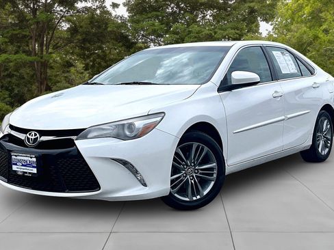Used 2017 Toyota Camry image 3