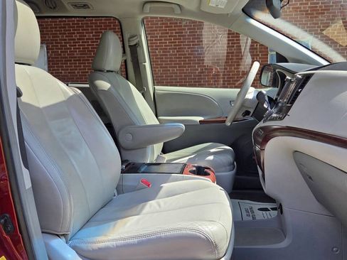 Used 2013 Toyota Sienna XLE image 11