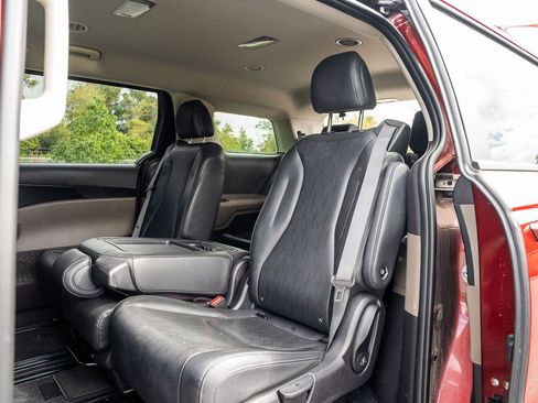 Used 2025 Kia Carnival image 18