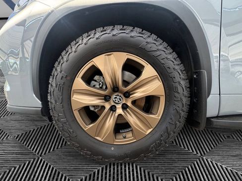 Used 2023 Toyota Highlander Bronze Edition image 9