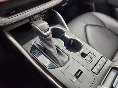 Used 2021 Toyota Highlander XLE image 25