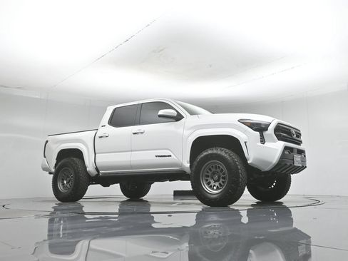 Used 2025 Toyota Tacoma SR5 AWD/4WD image 3