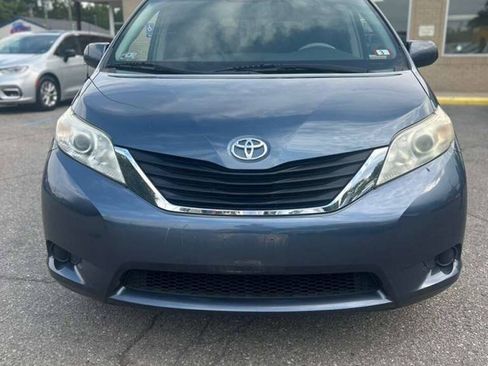 Used 2014 Toyota Sienna LE FWD image 2