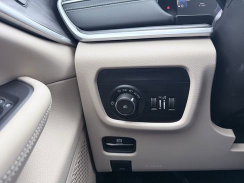 Used 2024 Jeep Grand Cherokee Limited image 13