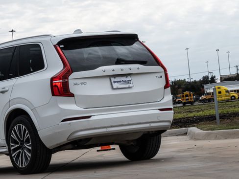 Used 2022 Volvo XC90 T6 Momentum w/ Protection Package Premier image 6