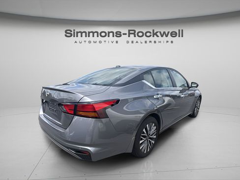 Used 2025 Nissan Altima 2.5 SV FWD image 5
