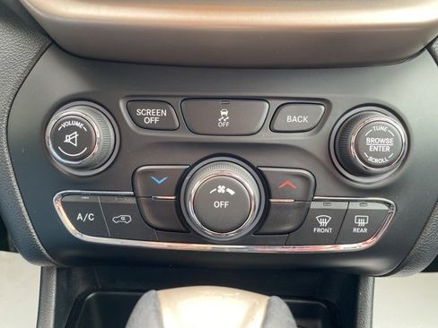 Used 2016 Jeep Cherokee Latitude w/ Cold Weather Group image 30