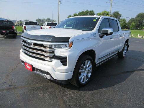 Used 2022 Chevrolet Silverado 1500 High Country w/ High Country Premium Package AWD/4WD image 11