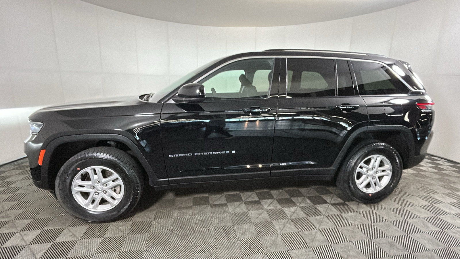 Used 2023 Jeep Grand Cherokee Laredo w/ Luxury Tech Group I AWD/4WD image 7