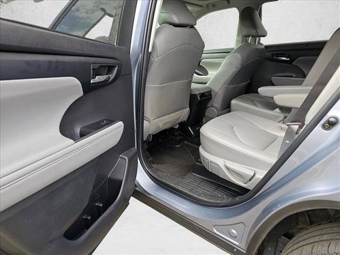 Used 2022 Toyota Highlander XLE AWD/4WD image 17