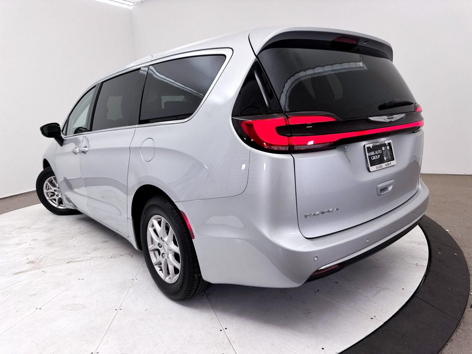 Used 2024 Chrysler Pacifica Touring-L FWD image 6