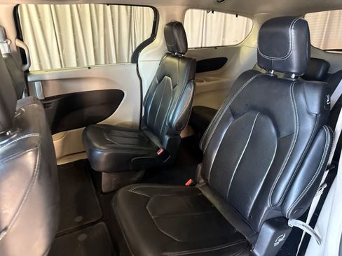 Used 2022 Chrysler Pacifica Touring-L FWD image 16