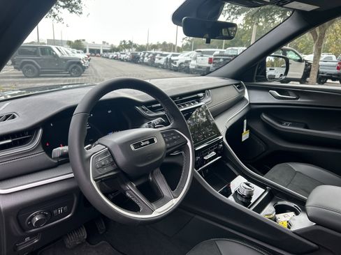 New 2025 Jeep Grand Cherokee Altitude image 16