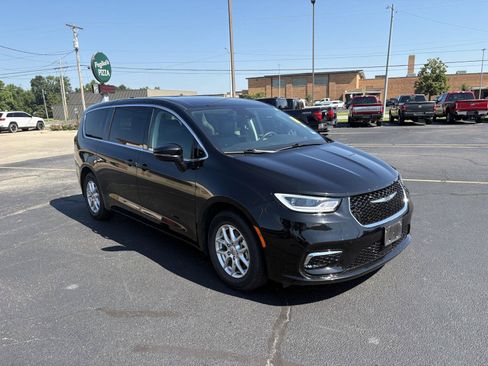Used 2024 Chrysler Pacifica Touring-L FWD image 2
