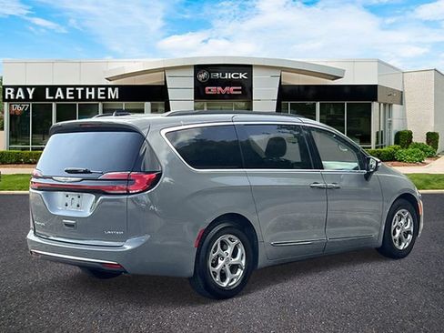 Used 2023 Chrysler Pacifica Limited FWD image 5