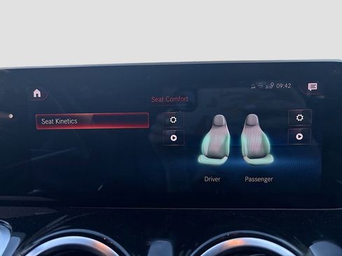 Used 2020 Mercedes-Benz GLB 250 w/ Premium Package image 32