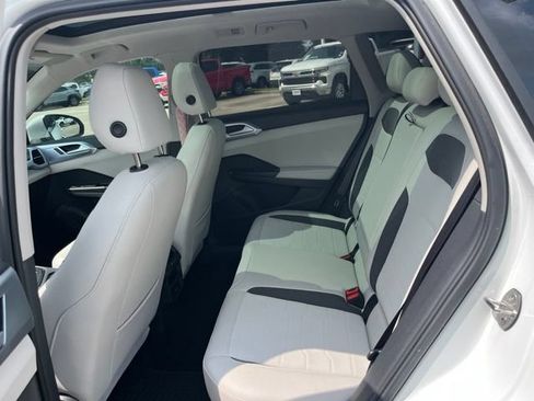 Used 2025 Volkswagen Taos SE FWD image 28