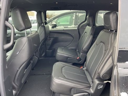 New 2026 Chrysler Pacifica Select w/ S Appearance Package image 8