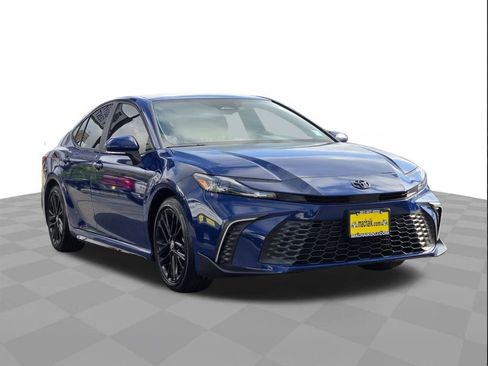 Used 2025 Toyota Camry SE w/ Convenience Package image 3