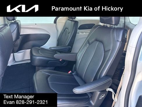 Used 2024 Chrysler Pacifica Touring-L FWD image 13