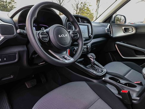 Certified 2023 Kia Soul LX w/ LX Technology Package image 7