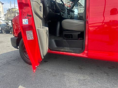 Used 2015 Chevrolet Express 2500 RWD image 17