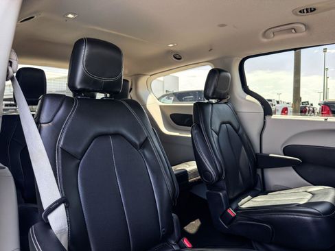 Used 2024 Chrysler Pacifica Touring-L FWD image 20