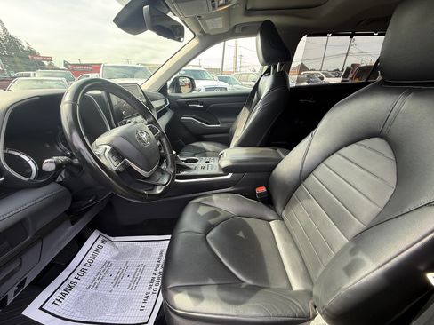 Used 2023 Toyota Highlander XLE AWD/4WD image 5