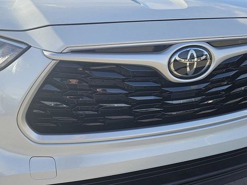 Used 2022 Toyota Highlander XLE image 3