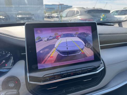 Used 2025 Jeep Compass Limited image 17