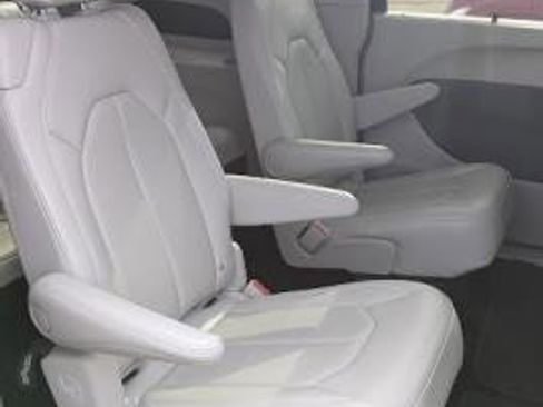 Used 2021 Chrysler Pacifica Touring-L image 17