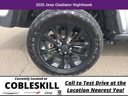 Used 2025 Jeep Gladiator Overland AWD/4WD image 17