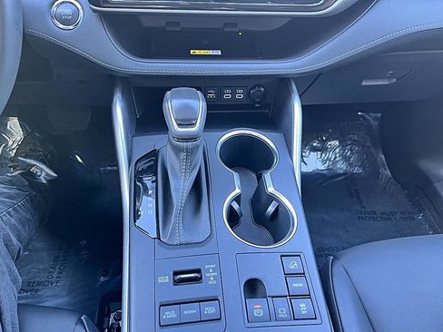 Used 2023 Toyota Highlander XLE AWD/4WD image 7