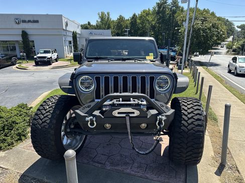 Used 2018 Jeep Wrangler Unlimited Sahara AWD/4WD image 4