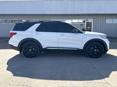 Used 2021 Ford Explorer XLT image 2