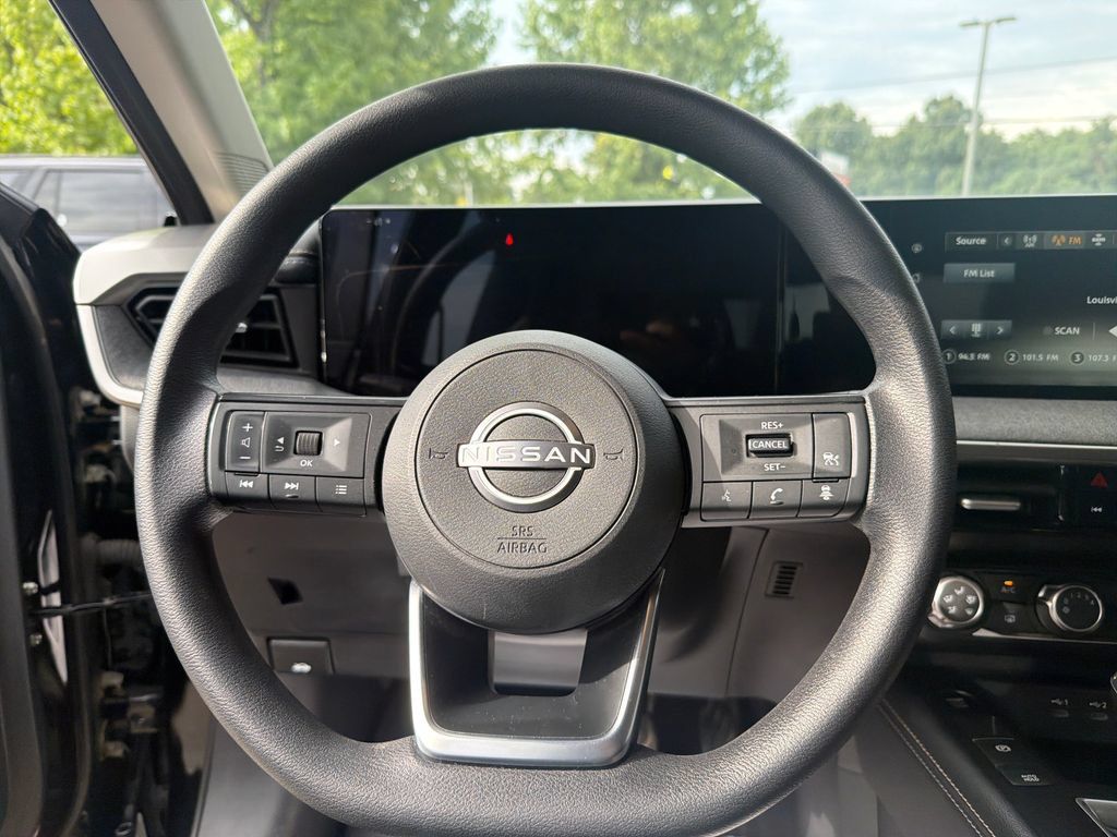 Used 2025 Nissan Kicks SV AWD/4WD image 18